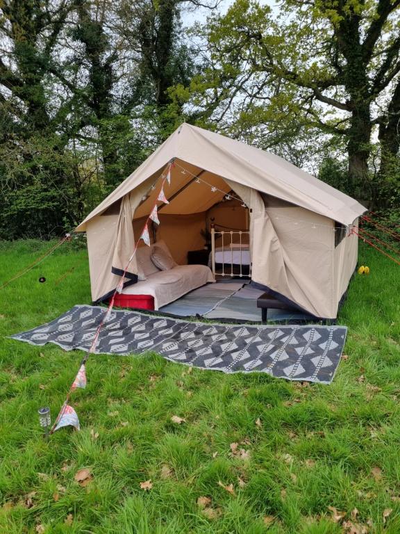 Tenda beige in un prato erboso di Glamping in style, Prospector Tent a Crawley