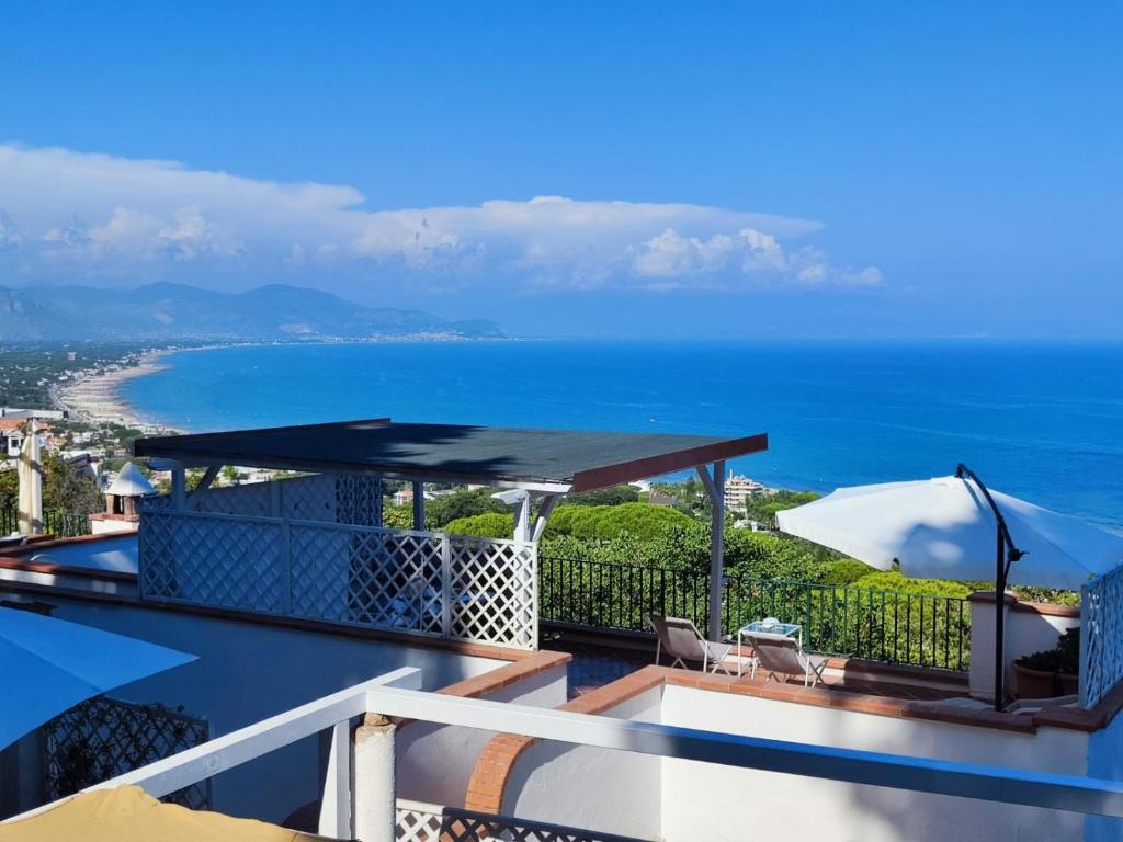 Elle comprend un balcon offrant une vue sur l'océan. dans l'établissement Pino Marino, à San Felice Circeo