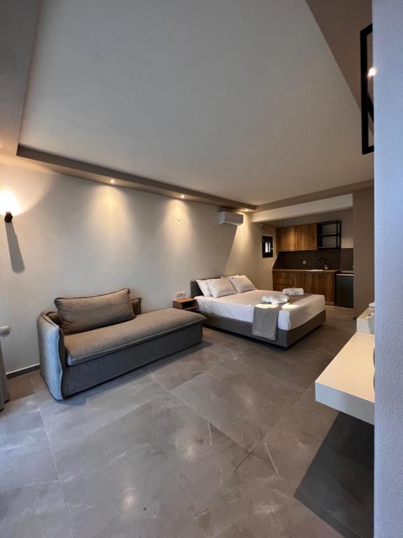 Postel nebo postele na pokoji v ubytování La Boheme Suites