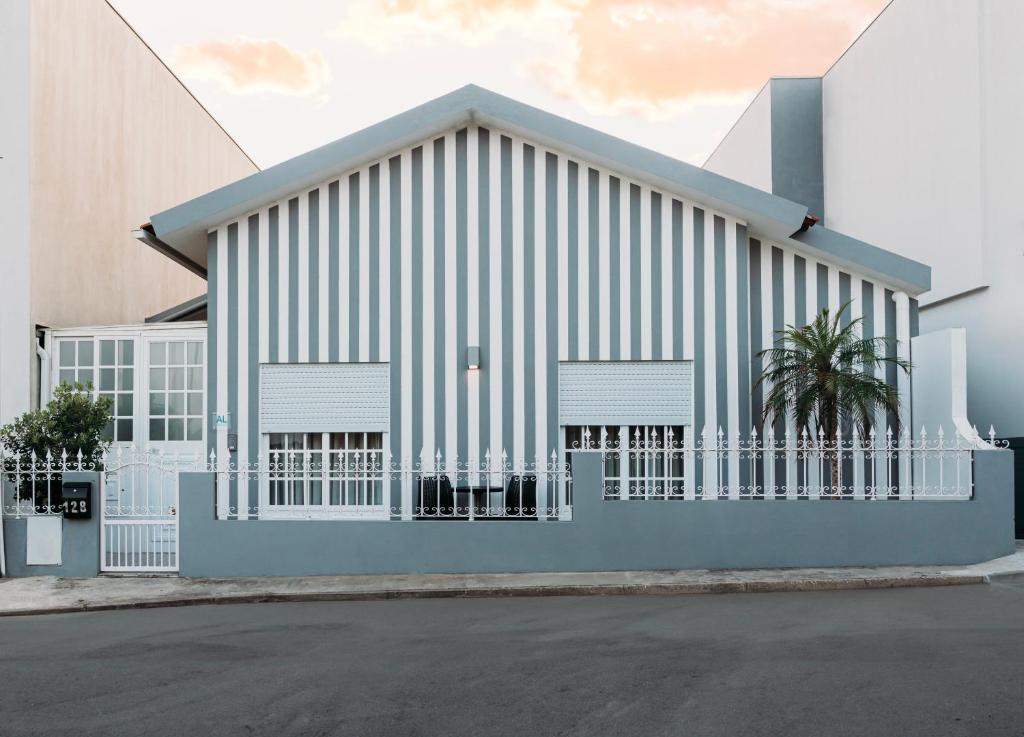 un grand bâtiment blanc avec une clôture blanche dans l'établissement Argus Dream Home, à Costa Nova