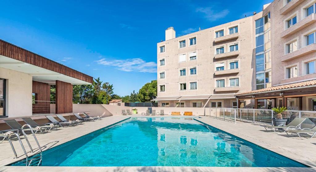 Bazén v ubytování Best Western Marseille Aeroport nebo v jeho okolí