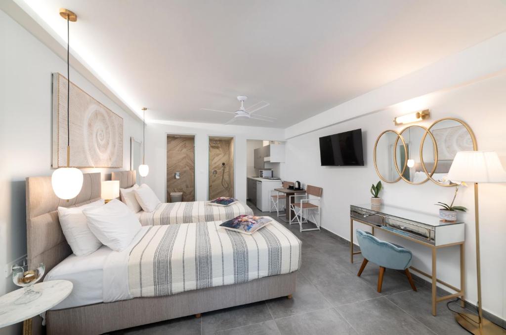 阿基歐斯尼古拉斯的住宿－Serenita apartment 1，酒店客房设有两张床、一张书桌和镜子。