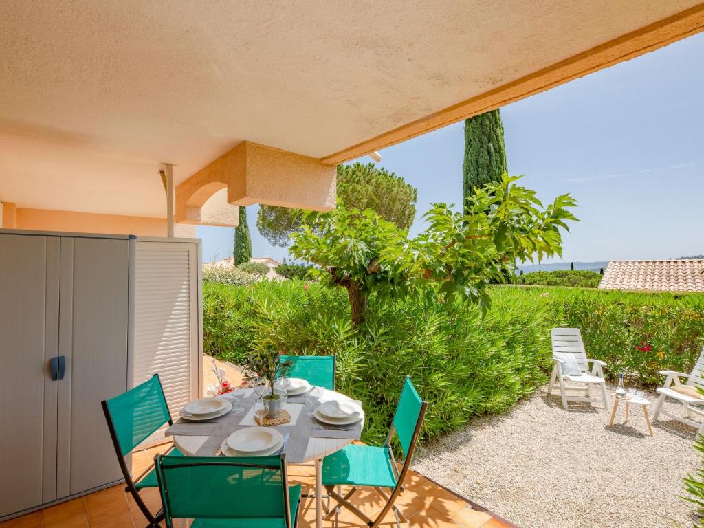 d'une terrasse avec une table et des chaises. dans l'établissement Apartment Les Coteaux de la Nartelle-22 by Interhome, à Sainte-Maxime