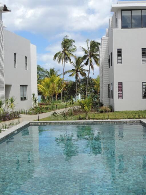 Bazén v ubytování CAPLAGE - BEACHFRONT GROUND FLOOR APARTMENT in TAMARIN nebo v jeho okolí