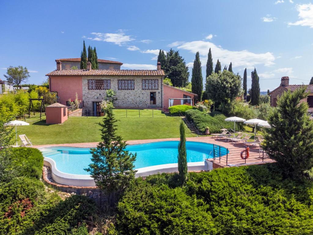 uma vista exterior de uma villa com piscina em Holiday Home Casa Mori by Interhome em Vico dʼElsa
