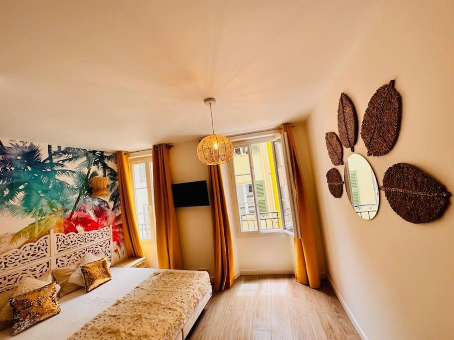 une chambre avec un lit et une grande fenêtre dans l'établissement Les Appartements de Nana 4 - Studio hypercentre, Rue Meynadier, Palais & Plage, clim, wifi, à Cannes