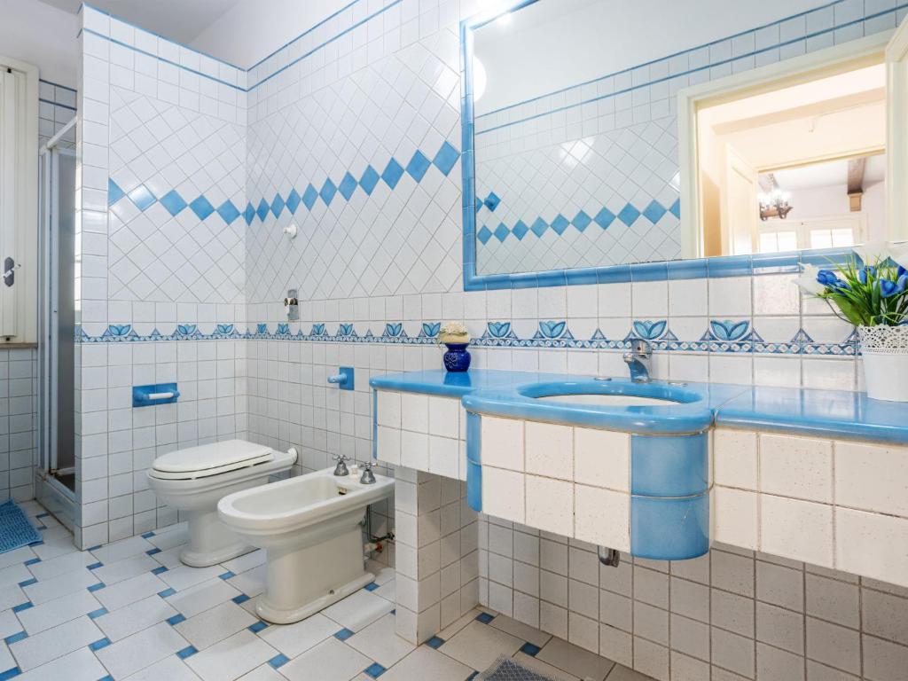 A bathroom at Holiday Home Sammartano by Interhome