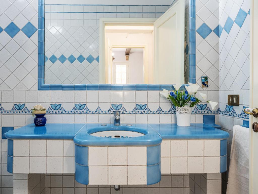 A bathroom at Holiday Home Sammartano by Interhome