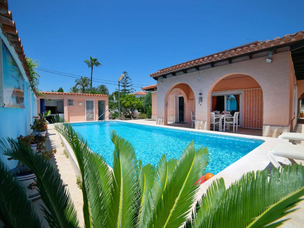 una piscina di fronte a una casa di Holiday Home Casa Sandra by Interhome a Albir