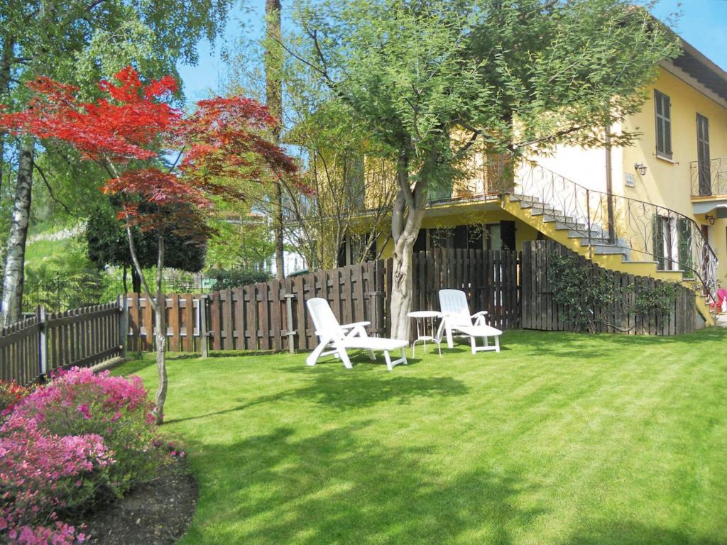 ポルト・ヴァルトラヴァーリアにあるApartment Ca del Bernardi by Interhomeの家庭の椅子2脚とテーブル