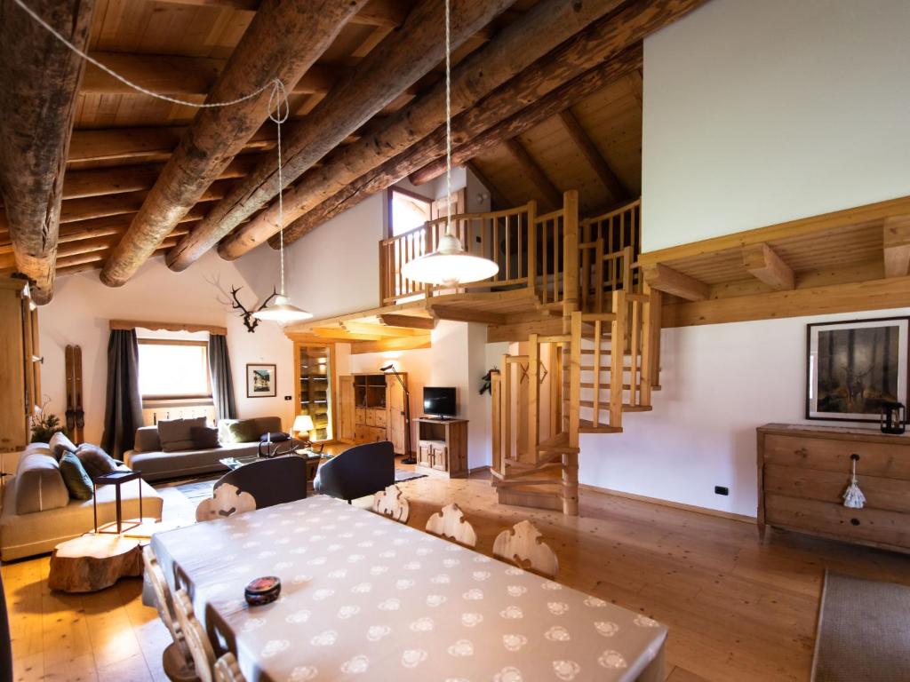 Televízia a/alebo spoločenská miestnosť v ubytovaní Apartment Chalet Baita Tabià Dolomites by Interhome
