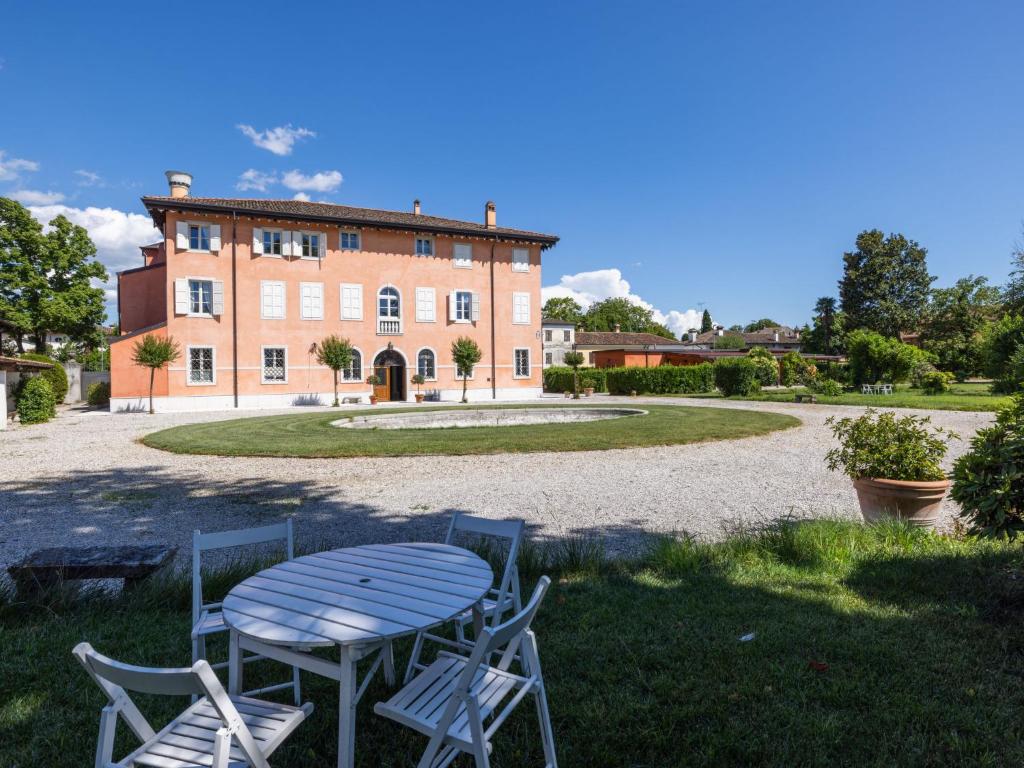 Κήπος έξω από το Apartment Winery Villa Vitas - App- 5 by Interhome
