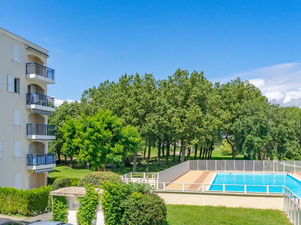 龐泰拉克的住宿－Apartment Parc de Pontaillac-21 by Interhome，一座游泳池,位于一座建筑旁的院子内