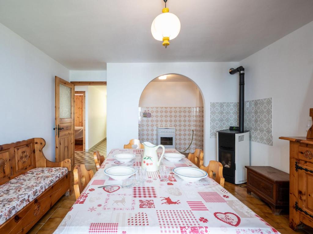 Łóżko lub łóżka w pokoju w obiekcie Apartment Vetan by Interhome
