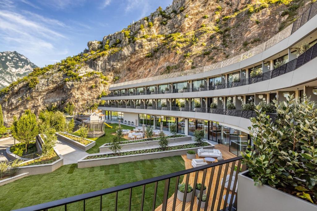 納戈－托爾博萊的住宿－Gardea SoulFamily Resort，山景建筑的外部景色