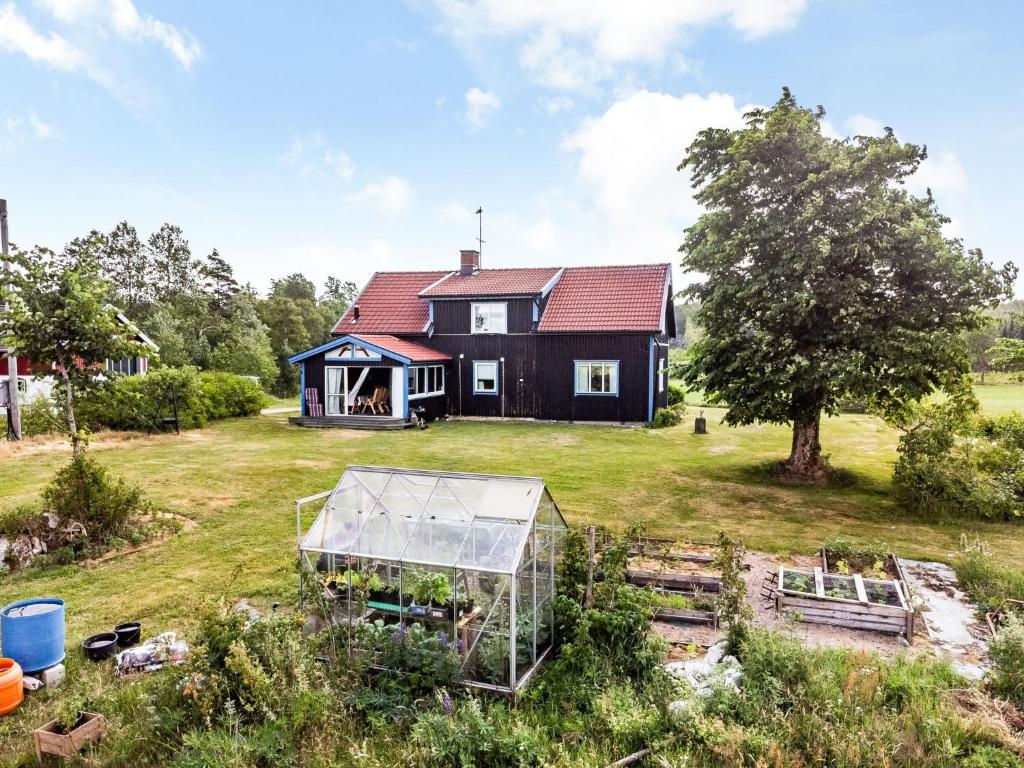 een luchtzicht op een huis met een tuin bij Holiday Home Enerhögen Flädern - BOH030 by Interhome in Bullaren