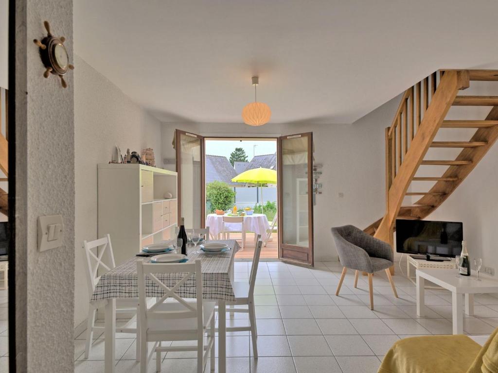 eine Küche und ein Wohnzimmer mit einem Tisch und Stühlen in der Unterkunft Holiday Home La Criée by Interhome in La Turballe