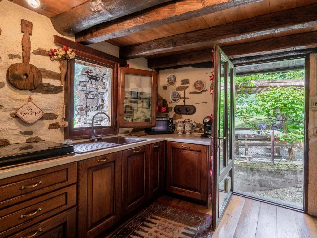 Kuchyň nebo kuchyňský kout v ubytování Chalet Il Gianlupo by Interhome
