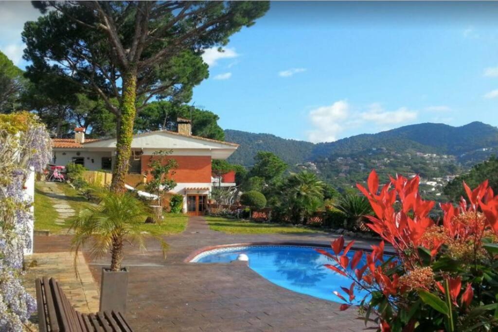 un complexe avec une piscine et des montagnes en arrière-plan dans l'établissement Wonderful house in the mountains with sea views, à Cabrils