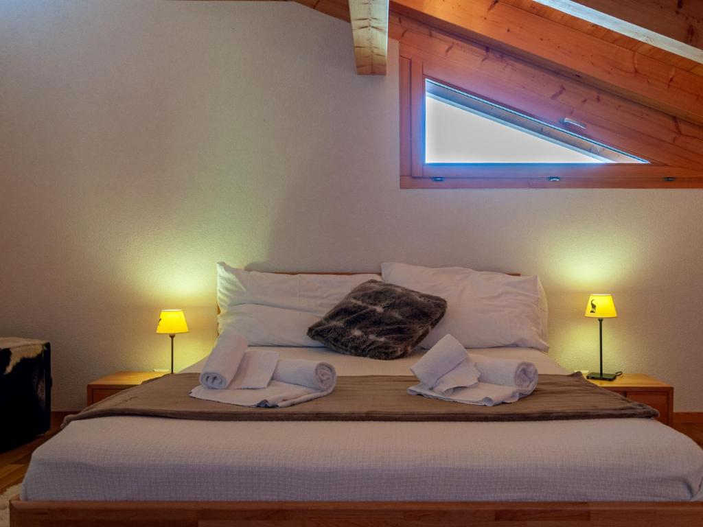 Postel nebo postele na pokoji v ubytování Chalet Chalet Arvine by Interhome