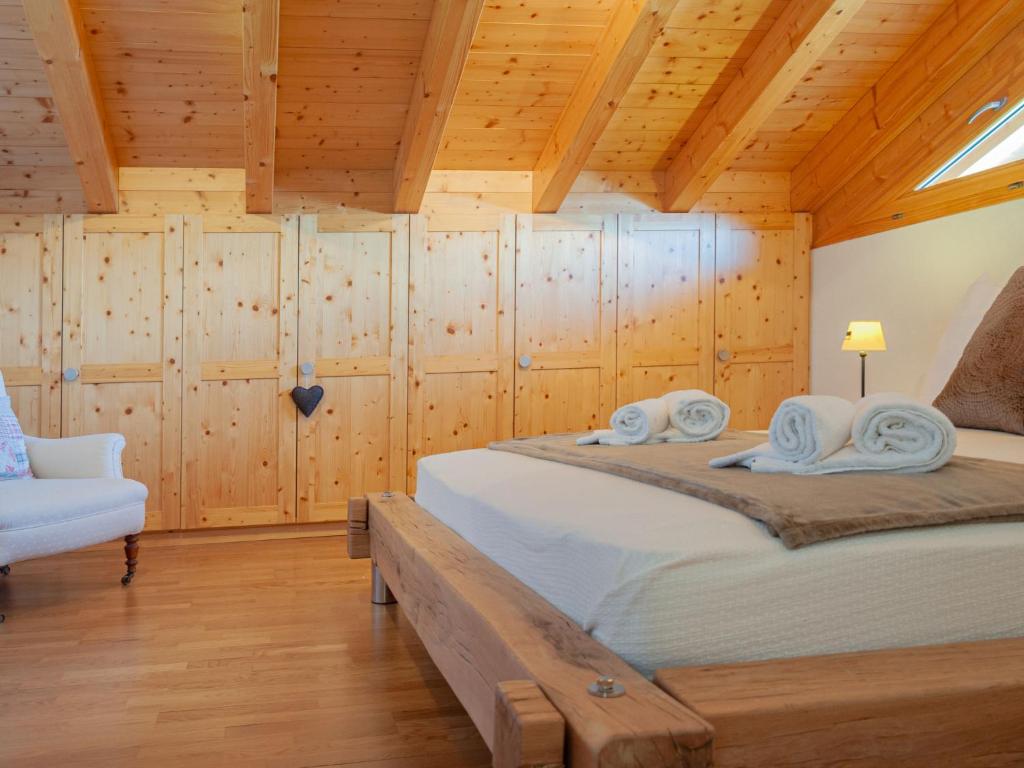 Postel nebo postele na pokoji v ubytování Chalet Chalet Arvine by Interhome
