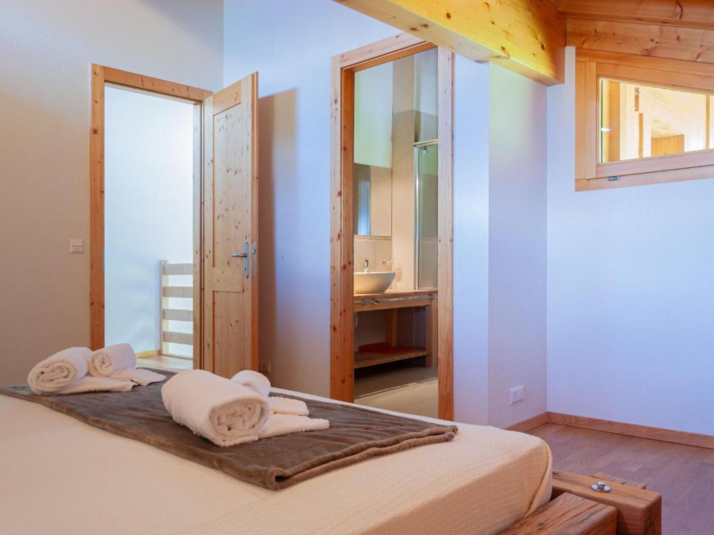 Postel nebo postele na pokoji v ubytování Chalet Chalet Arvine by Interhome