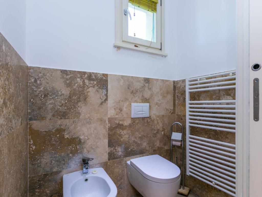 Kúpeľňa v ubytovaní Holiday Home Biovillage-6 by Interhome