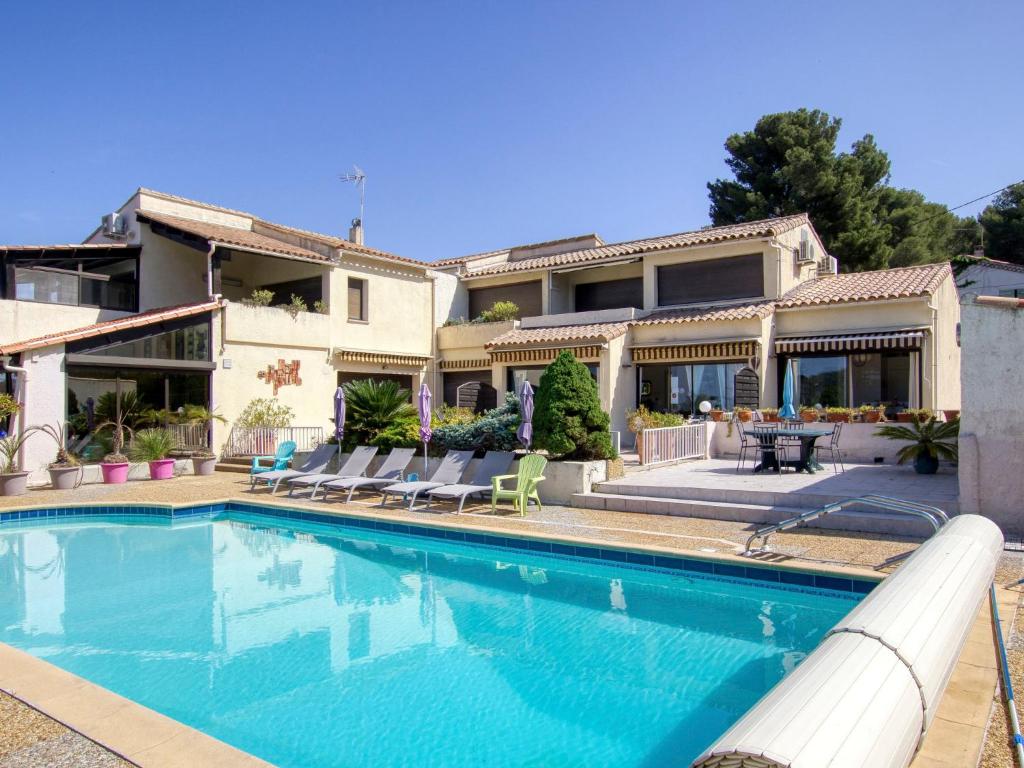 - une piscine en face d'une maison dans l'établissement Apartment La Madrague d'Azur-9 by Interhome, à La Madrague