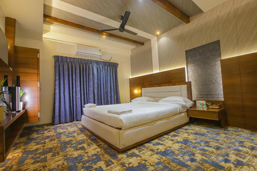 a bedroom with a large bed in a room at Hotel Jayasvi Gargoti 10 Km From Admapur Balumama Temple in Kolhapur