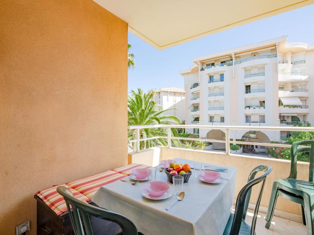 une table avec un bol de fruits sur un balcon dans l'établissement Apartment Les Rives Latines-1 by Interhome, à Fréjus
