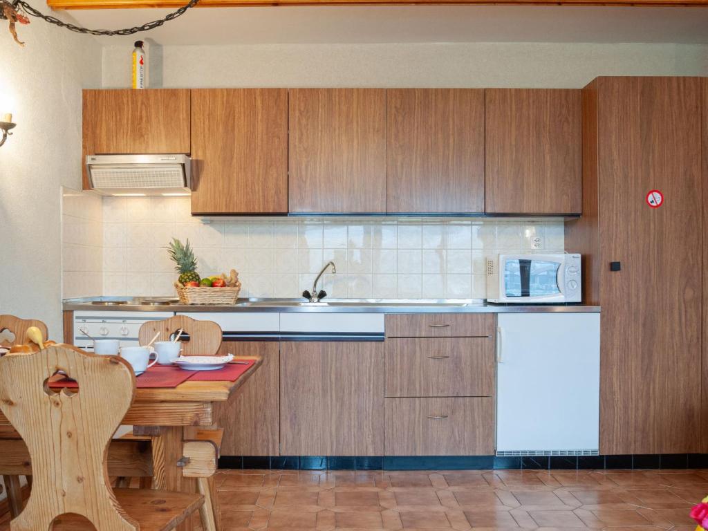 Kuchyň nebo kuchyňský kout v ubytování Apartment Ecluses 2 by Interhome