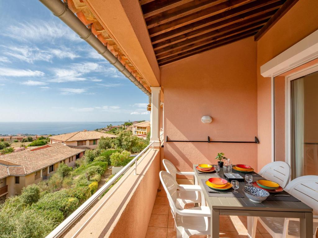 un balcon avec une table et des chaises et une vue sur l'océan dans l'établissement Apartment Le Hameau des Issambres-4 by Interhome, aux Issambres