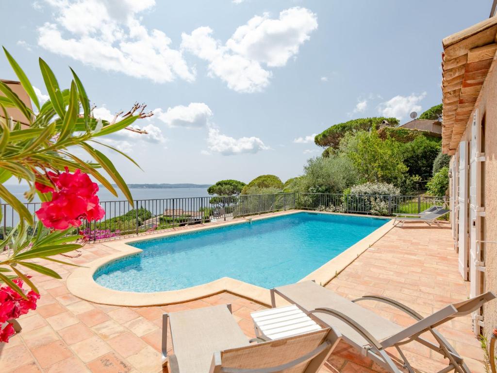 una piscina con sillas y el océano en el fondo en Villa Villa La Sianne by Interhome, en La Nartelle