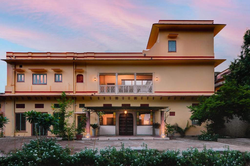 an image of a house at Kanak Vilas by StayVista, a Rajasthani haveli boutique stay with hill views, offering both indoor and outdoor games for a delightful retreat in Jaipur