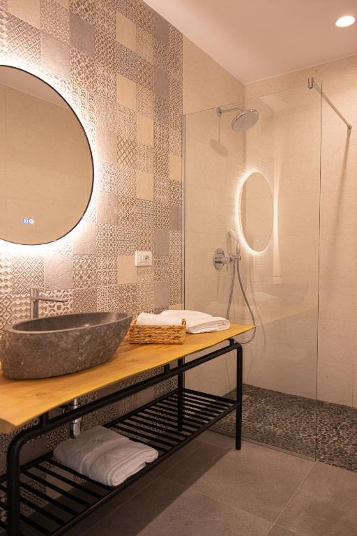 Koupelna v ubytování Azar Luxury Suites