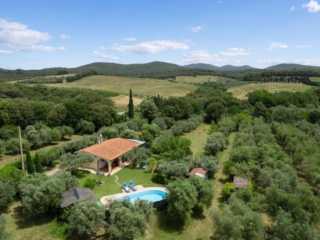 einen Luftblick auf eine Villa mit einem Pool in der Unterkunft Villa Bouganville by Interhome in Bibbona