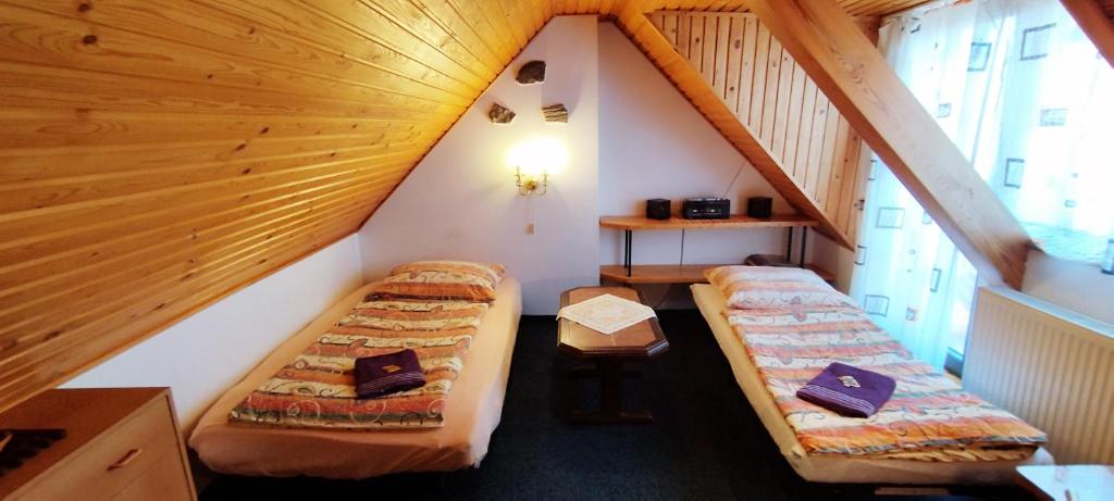 Postel nebo postele na pokoji v ubytování Chata Lucie pod Řípem