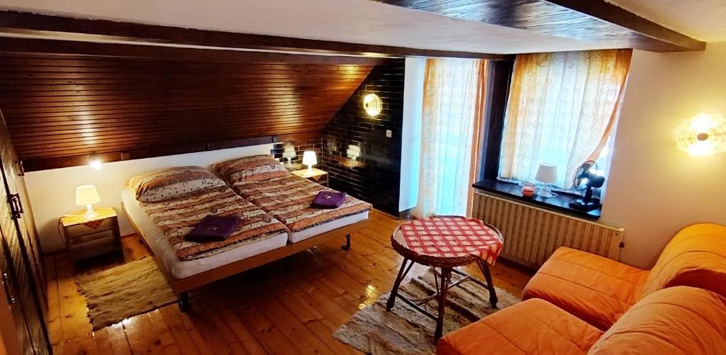 Postel nebo postele na pokoji v ubytování Chata Lucie pod Řípem