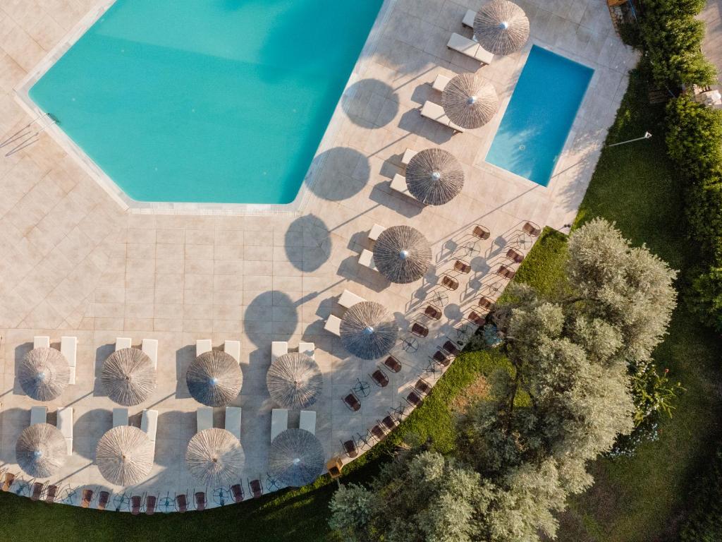 Bazén v ubytování Evia Riviera Resort nebo v jeho okolí