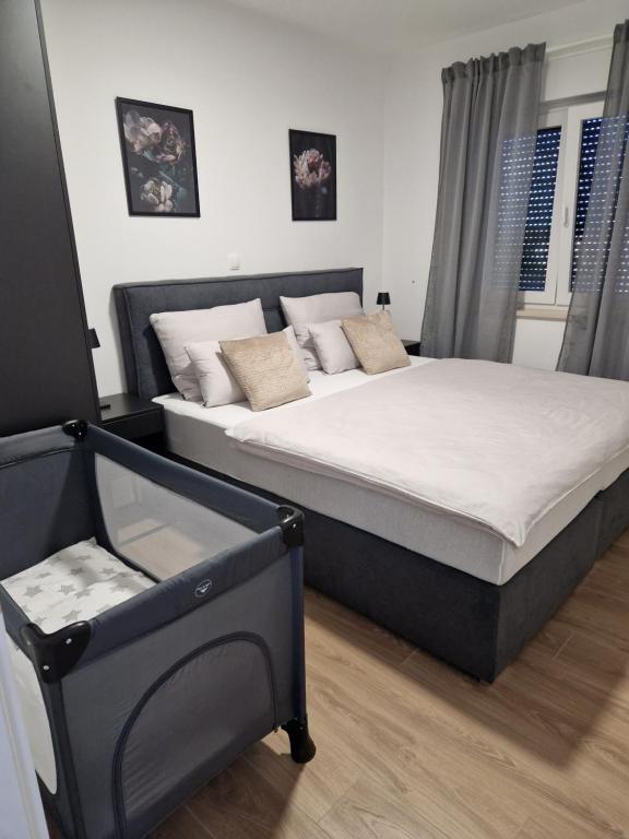 um quarto com 2 camas e uma cómoda em Deluxe Apartment Mila em Nin