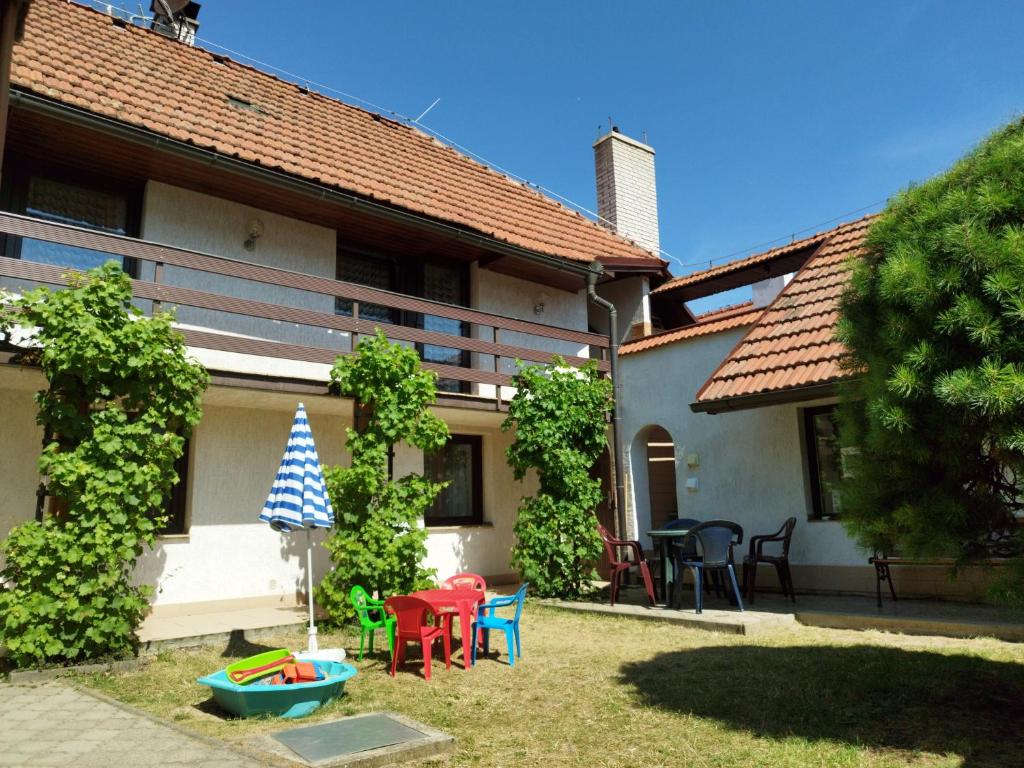 una casa con un patio con sillas y mesas en Chata Lucie, en Roudnice nad Labem