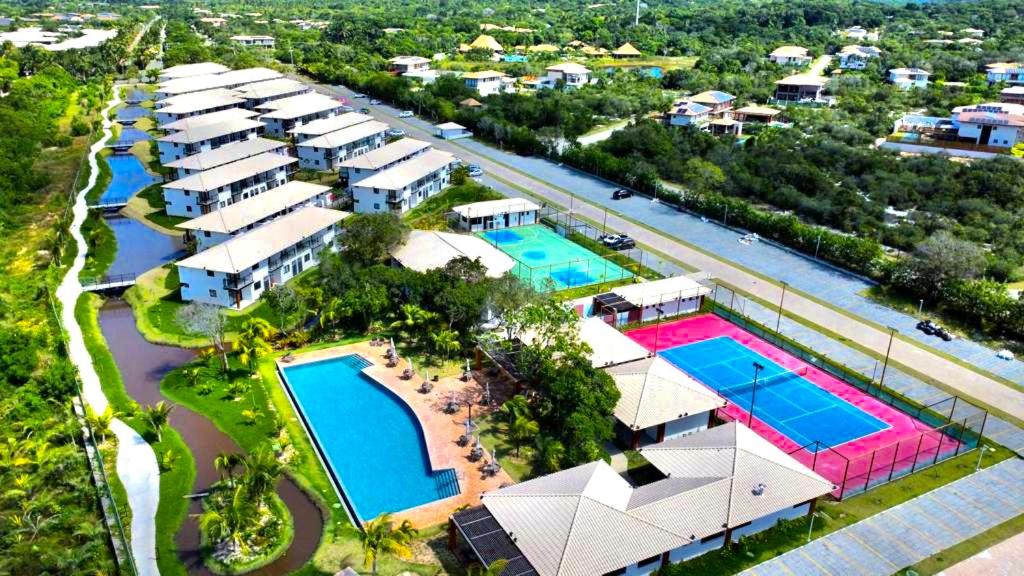 una vista aerea di un resort con 2 piscine di Apartamento Vila do Lago a Mata de Sao Joao