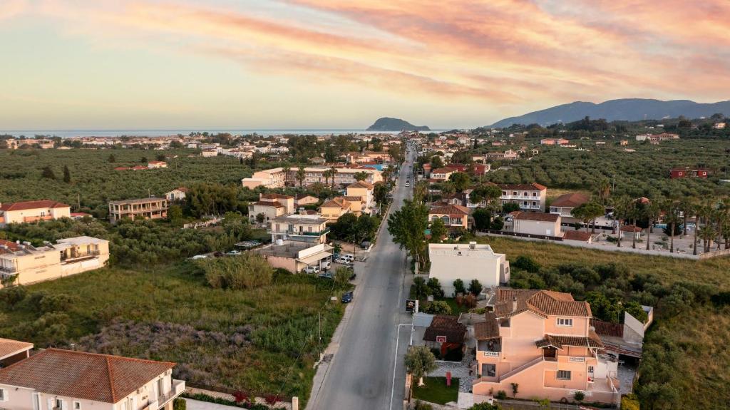 een lege weg in een klein stadje met huizen bij Mataragkas Villa - 1km from Laganas Center, by ZanteWize in Laganas