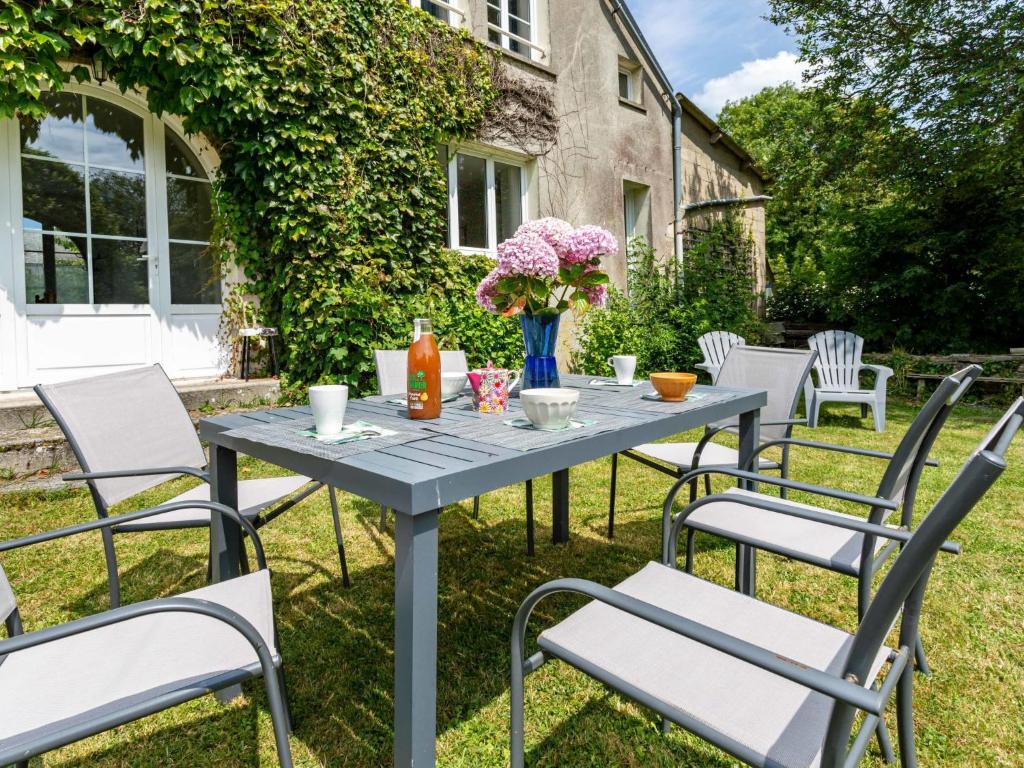 - une table et des chaises dans la cour d'une maison dans l'établissement Holiday Home Maison Sainte Claire by Interhome, à Englesqueville-la-Percée