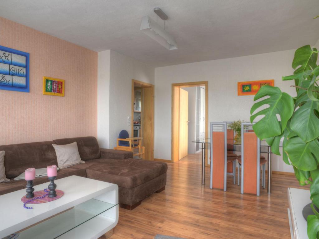 - un salon avec un canapé et une table dans l'établissement Apartment Ella by Interhome, à Bromskirchen