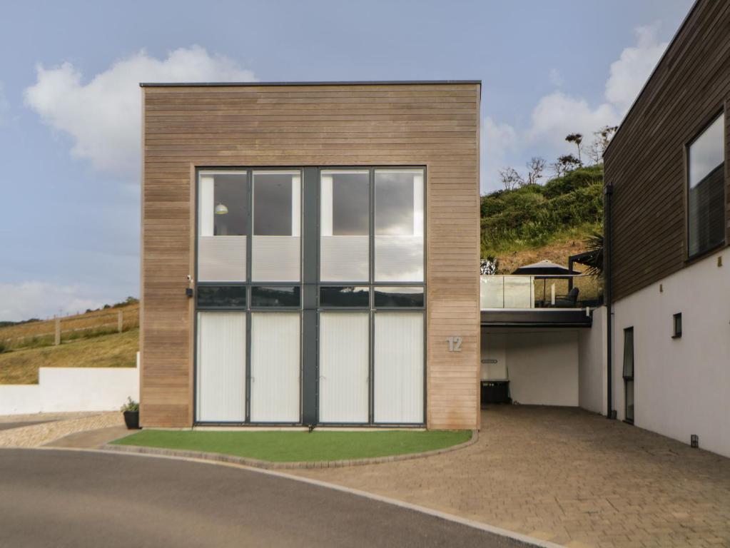 ein Haus mit einem großen Fenster an der Seite in der Unterkunft 12 Beachdown in Kingsbridge