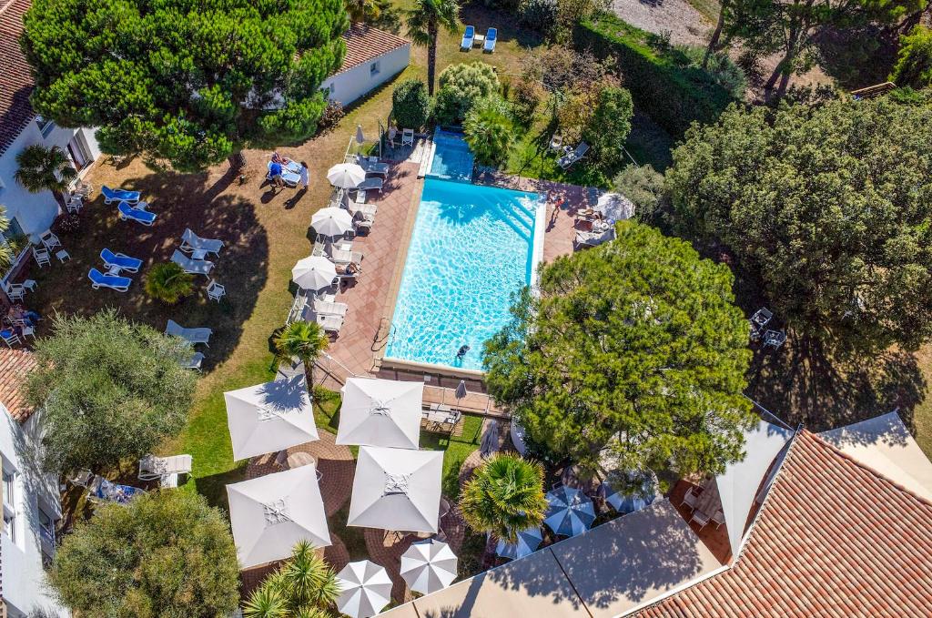 島上黑穆捷的住宿－芙蓉塞爾酒店，享有带遮阳伞的游泳池的顶部景致