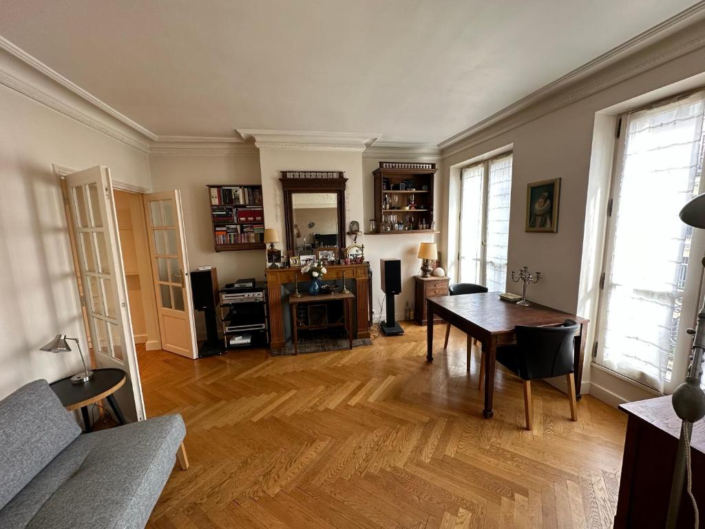 Hotel 70 sqm apartment in 75008 Paris, a living room with a table and a dining room at 70 sqm apartment in 75008 Paris in Paris