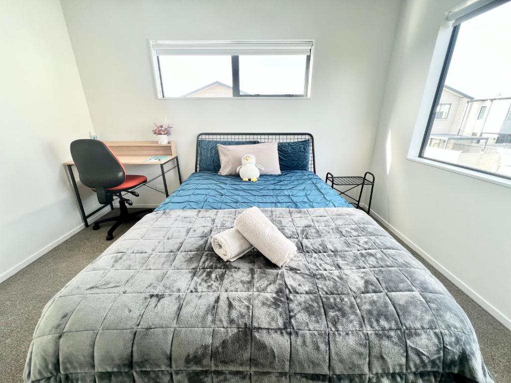 オークランドにあるA&J Queen bedroom-Quiet and brand new with reserve viewのベッドルーム1室(ベッド1台、デスク、椅子付)