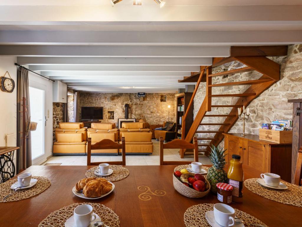 una sala de estar con una mesa con comida. en Holiday Home L&#39;Iroise by Interhome, en Plogoff